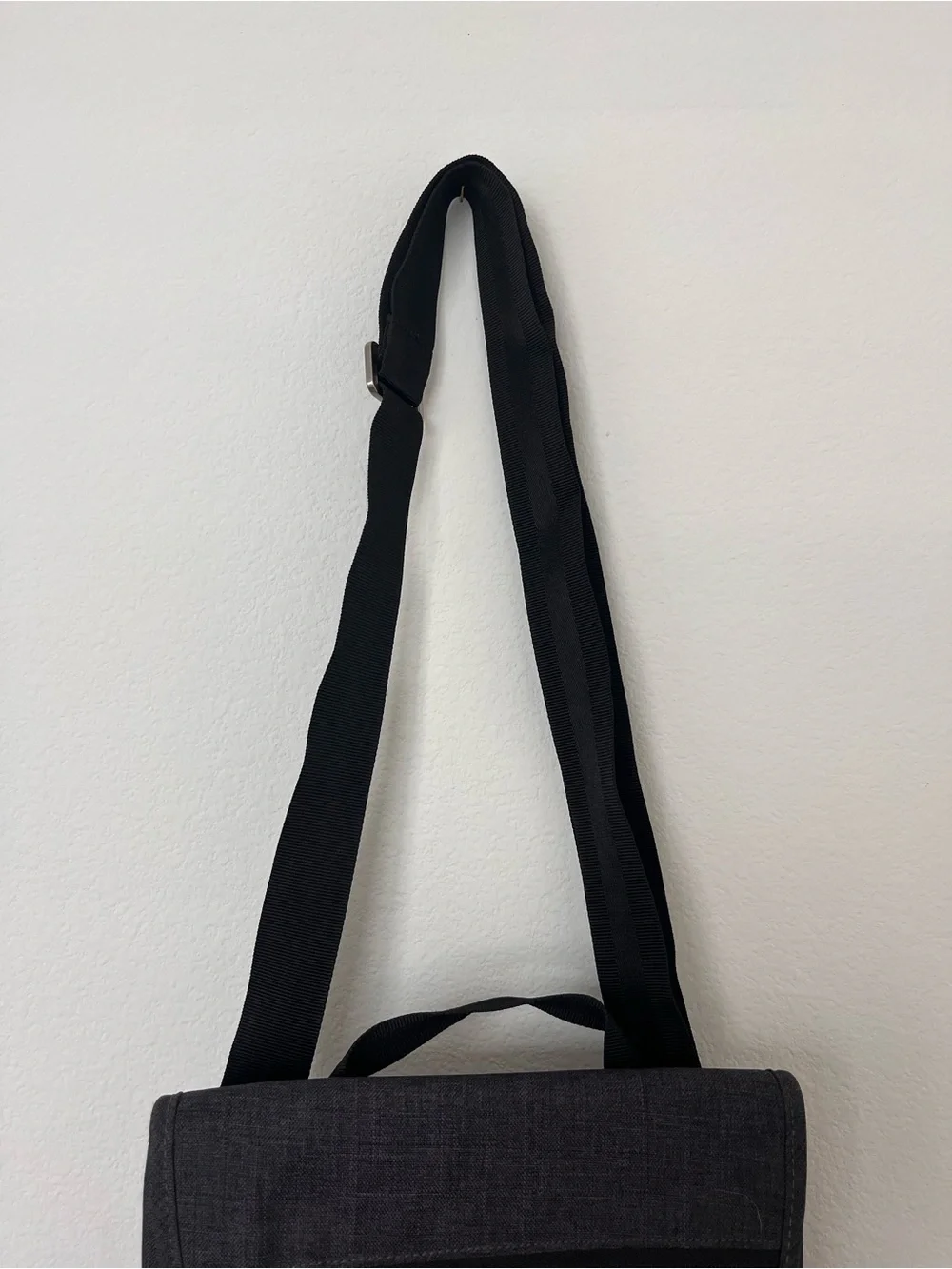 Brenthaven Collins Vertical Messenger Bag for Surface Pro